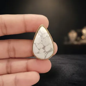 Cabochon en howlite blanche avec sertissage en laiton pour la création de bijoux personnalisés - Product Image 2