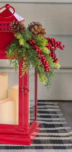 Farol Navideño Moderno de Metal Rojo con Velas LED sin Llama, Decoración con Piñas y Bayas, Farol Decorativo de Navidad para Exhibición en Exteriores - Product Image 3