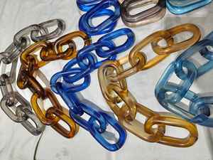 Chaînes en résine transparente de différentes couleurs, maillons de grande et petite taille, disponibles pour la décoration intérieure. - Product Image 5