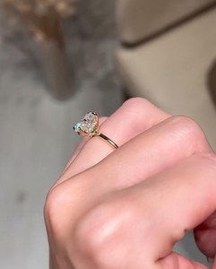 Anillo de Diamante Cultivado en Laboratorio con Corte Ovalado de 3 Quilates para Mujer |   Anillo de Compromiso Certificado por IGI |   Anillo de Novia de Lujo Chapado en Oro de 18K - Product Image 5