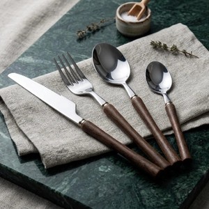 Juego de Cubiertos Minimalistas con Mango de Madera, Acabado Espejo de Alta Calidad, Aptos para Lavavajillas, para Bodas y Uso Doméstico - Product Image 6