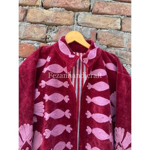Manteau en velours rouge fait main, surchemise brodée Suzani, veste brodée ouzbèke avec deux poches latérales et doublure intérieure en coton - Product Image 3