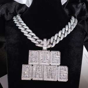 Collar con nombre personalizado Luxira Jewels Iced, compatible con cadena cubana de 20 mm, colgante de letra con engaste de bisel y moissanita baguette, en plata. - Product Image 1