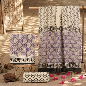 Traje Indio de Algodón con Estampado Floral en Crema, Beige y Morado |   Ropa Étnica Femenina de Alta Calidad con Estampado a Mano |   Conjunto Elegante e Informal de Boutique - Product Image 1