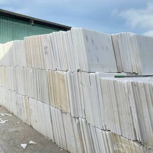 Bloc de marbre calcite blanc laiteux moderne 24x24, finition polie, imperméable, durable, écologique, pour usage professionnel et construction à vie. - Product Image 5