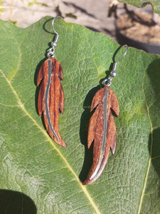 Élégantes boucles d'oreilles en bois incrusté et résine, motif feuille avec pièce maîtresse en perles pour mariages, fêtes, anniversaires et fiançailles - Product Image 2