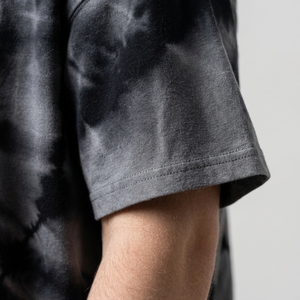 Camiseta Moderna para Hombre con Estampado Tie Dye Monocromático en Espiral Gris Ahumado y Corte Holgado - Product Image 4