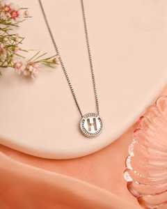 Collier minimaliste en argent 925 plaqué rhodium avec pendentif lettre en zircon, chaîne à maillons, unisexe, pour les fêtes et le quotidien - Product Image 1