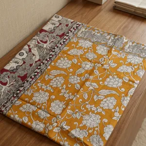 Sari de algodón Kalamkari con estampado floral de mostaza y borde granate, y chal con estampado a mano. - Product Image 6