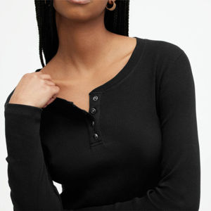 Camiseta de punto acogedora de manga larga que ofrece calidez y durabilidad, lo que la convierte ideal para clima frío y actividades al aire libre en cualquier temporada. - Product Image 4