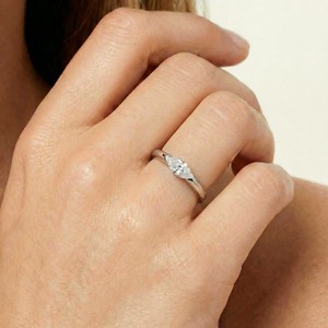 Anillo Solitario de Moissanita con Corte Marquesa East West, Anillo de Compromiso Moderno Minimalista con Media Engaste, Plata 925 - Product Image 5