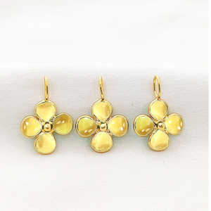 Colgante de Cuarzo Citrino en Forma de Trébol de 5mm, Bisel Liso, Hecho a Mano, con Aro de 7x5mm, Chapado en Oro, Dijes de Cuarzo Citrino - Product Image 1