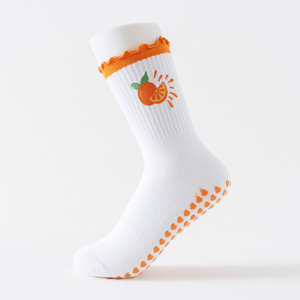 Chaussettes de Pilates antidérapantes avec volants et broderie de fruits, pour femmes, personnalisables, vente en gros, multicolores, ODM OEM - Product Image 3
