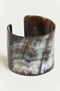 Bracelet manchette contemporain en corne de buffle, fait main, bijoux en matériaux naturels pour femmes, à porter pour les occasions spéciales - Product Image 5