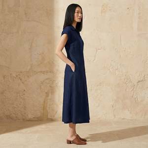 Robe midi élégante bleu marine en coton et lin à empiècements pour femme, avec tissu léger, style moderne et coupe confortable - Product Image 4