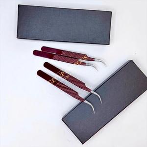 Pince à épiler professionnelle pour extensions de cils, en acier inoxydable, à pointe courbe, avec revêtement en poudre rouge foncé, volume Boot Volume et grip diamanté, instrument de beauté - Product Image 6