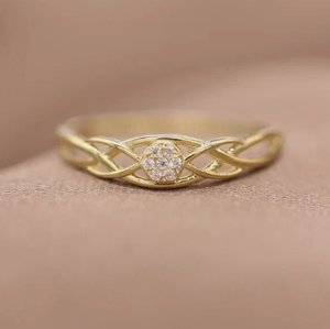 Anillo de compromiso y boda clásico de moissanita chapado en plata 925 con diseño de nudo ondulado entrelazado de siete piedras y engaste de púas - Product Image 6