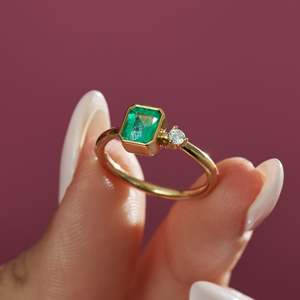 Bague en or 14 carats pour femme avec diamant taille émeraude et émeraude latérale, bijou de fiançailles classique certifié IGI - Product Image 2