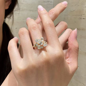 Anillo de Racimo con Esmeralda Cultivada en Laboratorio y Diamantes de Corte Redondo en Oro Sólido de 14K para Mujer, Regalo de Promesa de Boda para Enamorados - Product Image 1