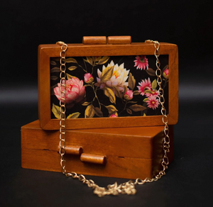 Bolso de mano floral premium de madera de mango con marco de madera, interior de tela estampada, forro de terciopelo y correa de hombro. - Product Image 1