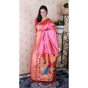 Sari de Seda Bandhani Paithani con Bordado Zari, Color Rosa Bebé, para Bodas - Product Image 3