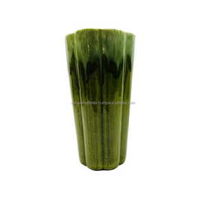 Vase sablier artisanal en résine bleue avec texture marbrée |   Vase à fleurs artistique moderne pour décoration contemporaine - Product Image 5