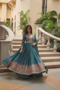 Traje de Novia con Pantalón Anarkali de Diseño con Lentejuelas y Dupatta para Mujer - Product Image 3