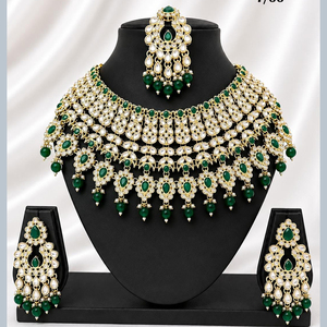 Ensemble de collier long plaqué or avec perles et pierres Kundan Polki, accompagné d'un Maang Tikka |   Ensemble de bijoux de mariée indiens traditionnels pour femmes - Product Image 1