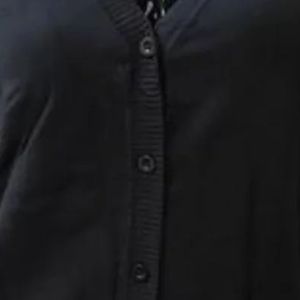 เสื้อคาร์ดิแกนแจ็คแอนด์จิลคลาสสิกขายส่ง แขนยาว คอวี ผ้าถักนุ่มสบาย พร้อมกระดุมติดโลโก้ส่วนตัว - Product Image 6