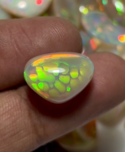 WA Gems โอปอลเอธิโอเปียทรงรีธรรมชาติ สีรุ้งหลากสี ประกายสวยงาม ลายรังผึ้ง น้ำหนัก 7.35 กะรัต สำหรับทำเครื่องประดับ - Product Image 2