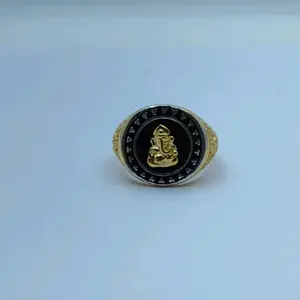 แหวนตราประทับสำหรับผู้ชายชุบทองคำ 22K อย่างประณีต พร้อมลวดลายพระพุทธรูปพระกฤษณะนูนบนพื้นผิวหินออนิกซ์สีดำขัดเงา - Product Image 2