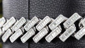 Pulsera de eslabones cubanos con moissanita de corte baguette y redondo en plata 925 - Product Image 3