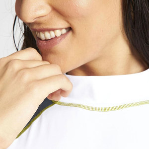 Rashguard à manches trois quarts pour femme, blanc avec bordure marine et lime, protection anti-UV pour le surf et les activités aquatiques - Product Image 2