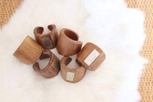 Anneaux de serviette en bois tournés à la main - Design classique durable et écologique pour des dîners et banquets élégants - Product Image 2