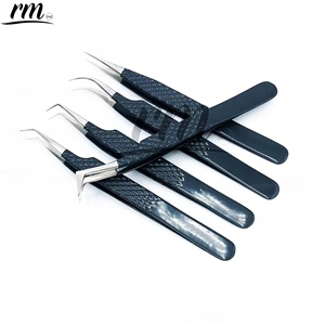 Juego de Pinzas para Extensión de Pestañas RMI de Acero Inoxidable Plateado a Negro, Punta Personalizada, Agarre y Empaque Sostenibles, Pinzas con Punta de Fibra - Product Image 2