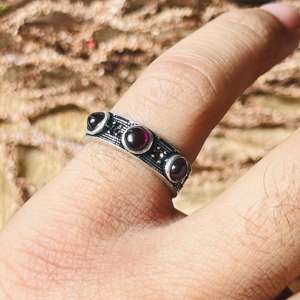 Anillo de latón con granate, banda ancha, estilo bohemio gótico, anillo de granate rodolita para mujer, joyería tribal de plata oxidada, venta al por mayor - Product Image 2