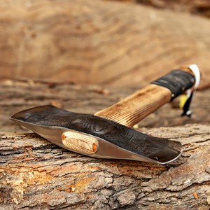 Hacha vikinga de doble filo forjada a mano, con acabado ácido, de acero al carbono, mango de madera maciza de fresno, funda de cuero, grado industrial. - Product Image 5