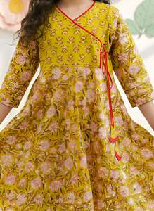 Angrakha Kurta con Estampado Floral para Mujer, Color Verde, Atuendo Étnico Elegante, Cómodo, de Secado Rápido, Moda Tradicional de Verano - Product Image 2