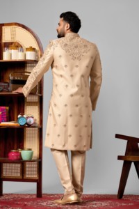 Costume de Mariage pour Marié Doré Champagne, Motif Botanique, Jaal Sherwani, Or Cuivré, Resham, Multi-Codage, Ceinture Diamantée - Product Image 1
