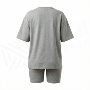 Ensemble tricoté 2 pièces pour femme, t-shirt gris à manches courtes avec logo en relief et short au-dessus du genou, coupe décontractée, toutes saisons - Product Image 2