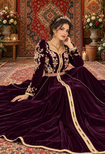 Caftán largo de terciopelo color ciruela Mishkat Couture con bordado a mano intrincado, lentejuelas decorativas, manga larga, cuello en V y dobladillo acampanado para mujeres musulmanas. - Product Image 5
