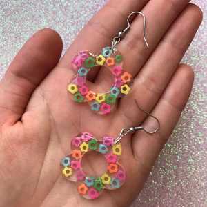 Boucles d'oreilles en résine écologiques, bijoux tendance pour femmes, pour fêtes, mariages, anniversaires, disponibles à prix abordable - Product Image 3