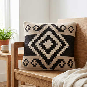 Housse de coussin décorative Kilim tribal noir et ivoire 50 x 50 cm pour intérieurs modernes, fermiers, scandinaves et rustiques - Product Image 1