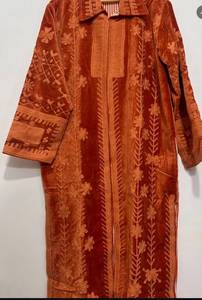 Manteau long en velours orange rouille fait main sur mesure avec applique motif floral orange ton sur ton en forme de vigne – Vente en gros - Product Image 5
