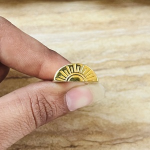 Bague Chevalière Minimaliste Tendance Classique 2026 Motif Rayons de Soleil en Laiton Plaqué Or 18 carats pour Homme, Style Céleste Bohème, pour Vente en Gros/OEM - Product Image 4