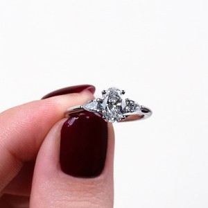 Anillo de compromiso de lujo con diamante de corte ovalado de 2.00 ct, oro de 18K/14K/10K, anillo nupcial de tres piedras, quilates personalizados, joyería fina al por mayor - Product Image 6