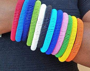 Nouveau Bracelet Brodé de Perles de Verre Artisanales de Créateur, Style Chic, Tendance et Classique, Personnalisable pour Mariage, Fête et Ambiance Festive - Product Image 2