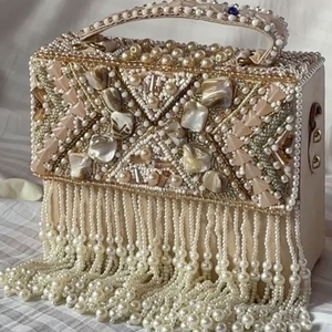 Pochette vintage en forme de boîte, inspirée du style rétro, avec incrustations authentiques en nacre et franges de perles lourdes. - Product Image 3