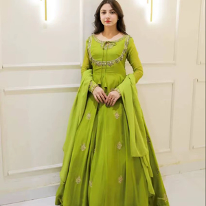 ชุดเดรสผ้าจอร์เจตต์ปักลายสำหรับผู้หญิง พร้อมผ้าคลุมไหล่ขนาดใหญ่พิเศษ สำหรับงานแต่งงาน คอลเลคชั่นบูติก - Product Image 1