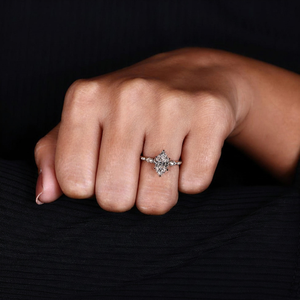 Anillo de Compromiso con Diamante Corte Marquesa, Oro Amarillo de 14K, Anillo de Novia con Pavé para Mujer, Joyería de Lujo - Product Image 5